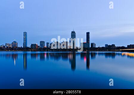 Reflexionen der Skyline der Boston Back Bay im Charles River Stockfoto