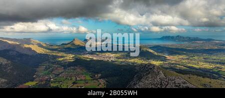 Luftbild, Hügel mit Santuari de la Stute de Déu del Puig, Ausläufer des Tramontan-Gebirges, Landschaft um Pollença, Blick auf die Bucht von P Stockfoto