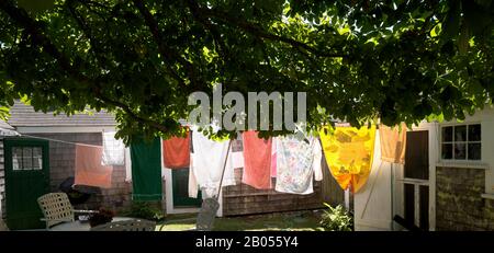 Kleidung an einer Wäscheleine, Siasconset, Nantucket, Massachusetts, USA Stockfoto