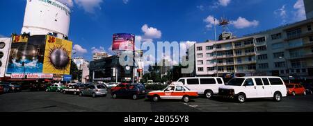 Verkehr auf einer Straße, Polanco District, Mexiko-Stadt, Mexiko Stockfoto