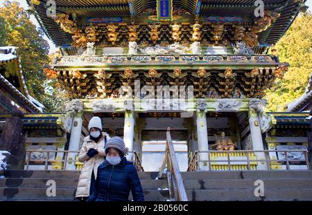 Maske, Masken, Frauen, Touristen, im Toshogu-Tempel, Nikko, Japan Stockfoto