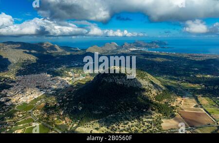 Luftbild, Hügel mit Santuari de la Stute de Déu del Puig, Landschaft rund um Pollença, Blick auf die Bucht von Port de Pollença, Pollença, Mallorca, Balear Stockfoto