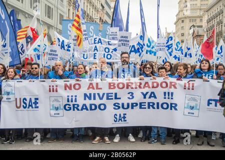 Madrid, Spanien. Februar 2020. Demonstration Tausender von Arbeitern der CESM-Ärztekammer der Valencianischen Gemeinschaft, der Gewerkschaft von Kastilien und Leon (USCAL), der Techniker in Der Pflege-Hilfsversorgung (TCAE) von Aragon, der Unabhängigen Gewerkschaftskoalition der Arbeiter von Madrid, CSIT-Berufsgewerkschaft (CSITUP), Die Versammlung der Gesundheitsarbeiter (MATS) und insgesamt bis zu 15 Verbände und Plattformen aus allen Autonomen Gemeinschaften. (Foto von Alberto Sibaja/Pacific Press) Credit: Pacific Press Agency/Alamy Live News Stockfoto