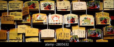 Votivtafeln in einem Tempel, dem Sonomiya-Schrein, Sagano und Arashiyama-Gebiet, Kyoto, Präfektur Kyoto, Kinki-Region, Honshu, Japan Stockfoto