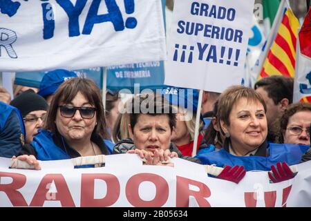 Madrid, Spanien. Februar 2020. Demonstration Tausender von Arbeitern der CESM-Ärztekammer der Valencianischen Gemeinschaft, der Gewerkschaft von Kastilien und Leon (USCAL), der Techniker in Der Pflege-Hilfsversorgung (TCAE) von Aragon, der Unabhängigen Gewerkschaftskoalition der Arbeiter von Madrid, CSIT-Berufsgewerkschaft (CSITUP), Die Versammlung der Gesundheitsarbeiter (MATS) und insgesamt bis zu 15 Verbände und Plattformen aus allen Autonomen Gemeinschaften. (Foto von Alberto Sibaja/Pacific Press) Credit: Pacific Press Agency/Alamy Live News Stockfoto