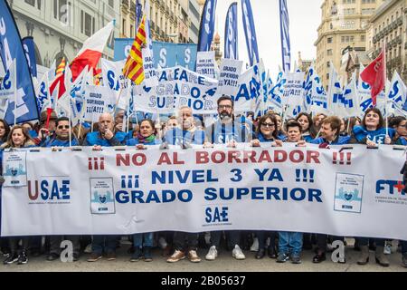 Madrid, Spanien. Februar 2020. Demonstration Tausender von Arbeitern der CESM-Ärztekammer der Valencianischen Gemeinschaft, der Gewerkschaft von Kastilien und Leon (USCAL), der Techniker in Der Pflege-Hilfsversorgung (TCAE) von Aragon, der Unabhängigen Gewerkschaftskoalition der Arbeiter von Madrid, CSIT-Berufsgewerkschaft (CSITUP), Die Versammlung der Gesundheitsarbeiter (MATS) und insgesamt bis zu 15 Verbände und Plattformen aus allen Autonomen Gemeinschaften. (Foto von Alberto Sibaja/Pacific Press) Credit: Pacific Press Agency/Alamy Live News Stockfoto