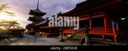 Fassade eines Tempels, Kiyomizu-Dera-Tempel, Kyoto, Präfektur Kyoto, Region Kinki, Honshu, Japan Stockfoto