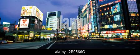 Niedriger Blickwinkel auf die Gebäude, Shinjuku Ward, Präfektur Tokio, Kanto-Region, Japan Stockfoto