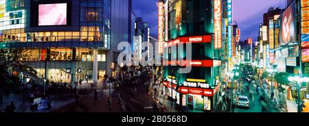 Nachts leuchteten Gebäude, Shinjuku Ward, Präfektur Tokio, Kanto-Region, Japan Stockfoto