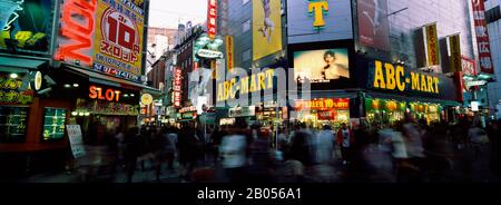 Kommerzielle Schilder leuchten nachts auf einem Markt, Shinjuku Ward, Präfektur Tokio, Kanto-Region, Japan Stockfoto