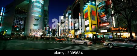 Nachts leuchteten Gebäude, Shinjuku Ward, Präfektur Tokio, Kanto-Region, Japan Stockfoto