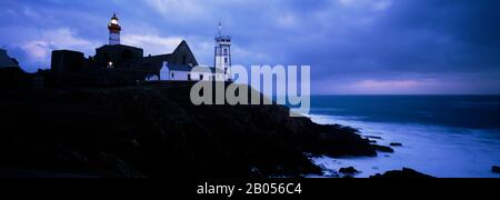 Leuchtturm am Meer, Pointe Saint Mathieu, Finistere, Bretagne, Frankreich Stockfoto