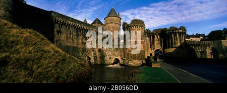 Niedriger Blick auf eine Burg, Chateau de Fougeres, Fougeres, Ille-et-Vilaine, Bretagne, Frankreich Stockfoto