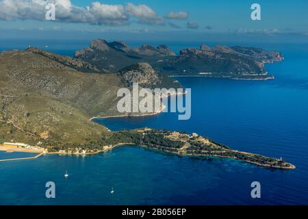 Luftbild, Küstenlandschaft, Halbinsel Les Pedreres, Leuchtturm Faro de Punta de la Avanzada, Festung Albercutx, Pollença, Mallorca, Balearen I. Stockfoto