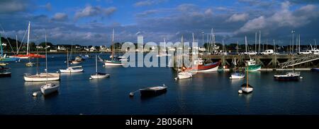 Boote im Meer, La Trinite-Sur-Mer, Morbihan, Bretagne, Frankreich Stockfoto