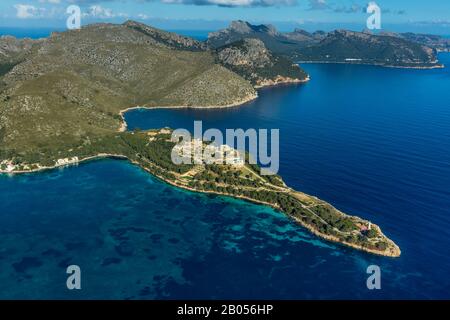 Luftbild, Halbinsel Les Pedreres, Leuchtturm Faro de Punta de la Avanzada, Festung Albercutx, Pollença, Mallorca, Balearen, Spanien, Europa Stockfoto