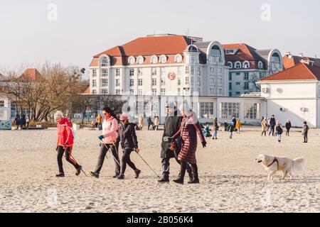 Polen, Sopot, 9. Februar 2020. Menschen am Strand in Sopot. Menge im Winter am Strand. Genießen Sie den Tag im sonnigen Winter in der Nähe des Meeres. Menschen, die hier spazieren gehen Stockfoto