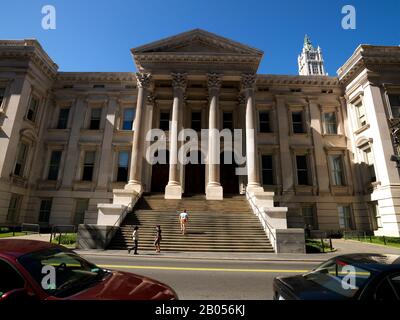 Niedriger Blickwinkel auf ein Regierungsgebäude, das Bildungsministerium von New York City (früher Tweed Courthouse), Lower Manhattan, Manhattan, New York City, New York State, USA Stockfoto