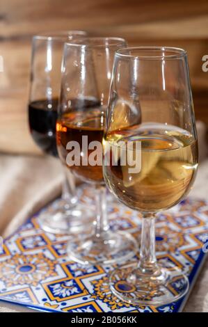 Schließen Sie leckeren Wein aus Andalusien, Spanien, verschiedene Arten von Sherry in Gläsern, Farben von Andalusisa Stockfoto