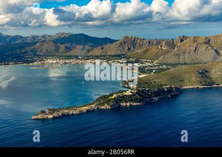 Luftbild, Hafen de Pollença, Halbinsel Les Pedreres, Leuchtturm Faro de Punta de la Avanzada, Pollença, Mallorca, Balearen, Spanien, Europa, B. Stockfoto