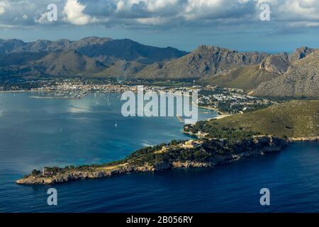 Luftbild, Hafen de Pollença, Halbinsel Les Pedreres, Leuchtturm Faro de Punta de la Avanzada, Festung Albercutx, Pollença, Mallorca, Balearen Stockfoto