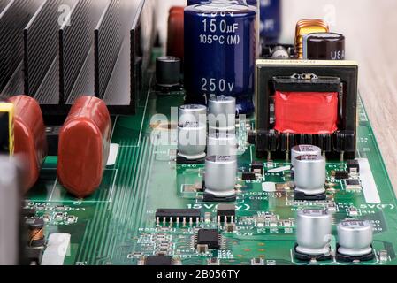 Kondensatoren, Mikroschaltungen und andere elektronische Bauteile schließen sich. Die Welt der Elektronik. Stockfoto