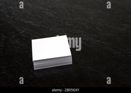 White Memo Papers on dark background mock up. Office Note Papers. Copy space Stockfoto