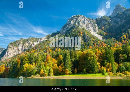 Blick auf den Alpsee in den bayerischen Alpen bei Swangau Stockfoto