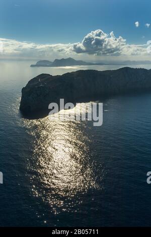 Luftbild, Halbinsel Cap Formentor im Rücklicht, Far de Formentor, Leuchtturm, Pollença, Mallorca, Balearen, Spanien, Europa, Beobachtung dez Stockfoto