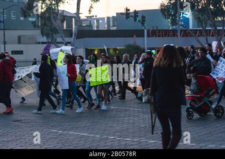 Tijuana, MEXIKO - 15.02.2020: Protest gegen Feminizide in Mexiko Stockfoto