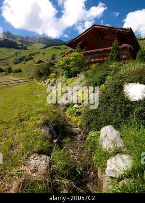 Blick auf ein Cottage in einem Skigebiet, Verbier, Bagnes, Entremont, Kanton Wallis, Schweiz Stockfoto