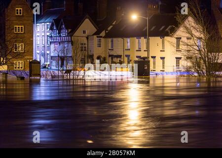 Bewdley, Worcestershire, Großbritannien. Februar 2020. Der Fluss Severn in Bewdley, Worcestershire steigt und wird gerade von den Hochwasserschutzanlagen entlang des Flussufers zurückgehalten. Die nächtlichen Expositionen zeigen, dass der Fluss sehr schnell fließt. Kredit: Peter Lopeman/Alamy Live News Stockfoto