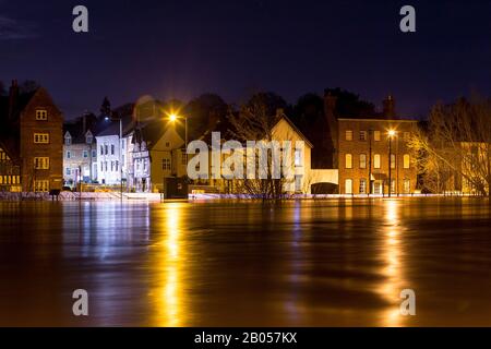 Bewdley, Worcestershire, Großbritannien. Februar 2020. Der Fluss Severn in Bewdley, Worcestershire steigt und wird gerade von den Hochwasserschutzanlagen entlang des Flussufers zurückgehalten. Die nächtlichen Expositionen zeigen, dass der Fluss sehr schnell fließt. Kredit: Peter Lopeman/Alamy Live News Stockfoto