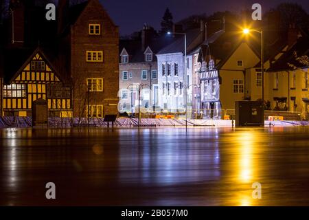 Bewdley, Worcestershire, Großbritannien. Februar 2020. Der Fluss Severn in Bewdley, Worcestershire steigt und wird gerade von den Hochwasserschutzanlagen entlang des Flussufers zurückgehalten. Die nächtlichen Expositionen zeigen, dass der Fluss sehr schnell fließt. Kredit: Peter Lopeman/Alamy Live News Stockfoto