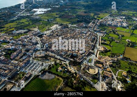 Luftbild, Blick auf Alcúdia mit Stadtmauer, Stierkampfarena, Alcúdia, Europa, Balearen, Spanien, Mallorca, Altstadt, Balearen, es, Stockfoto