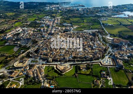 Luftbild, Blick auf Alcúdia mit Stadtmauer, Stierkampfarena, Blick auf die Bucht und Port d'Alcúdia, Alcúdia, Europa, Balearen, Spanien, Mallorca, alte Schleppe Stockfoto