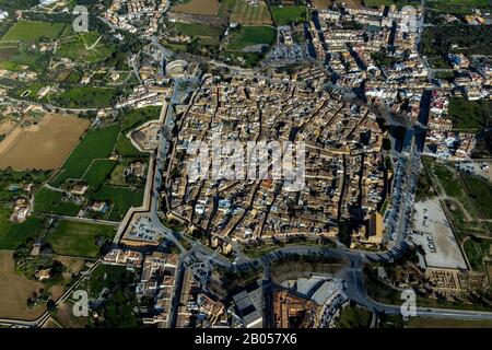 Luftbild, Blick auf Alcúdia mit Stadtmauer, Stierkampfarena, Alcúdia, Europa, Balearen, Spanien, Mallorca, Altstadt, Balearen, es, Stockfoto