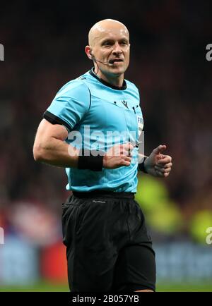 Schiedsrichter Szymon Marciniak während der UEFA Champions League-Runde des 16. Ersten Beinspiels in Wanda Metropolitano, Madrid. Stockfoto