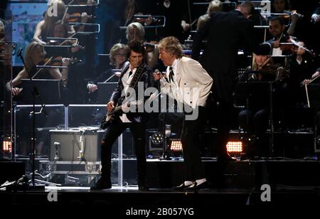 Sir Rod Stewart und Ronnie Wood auf der Bühne bei den Brit Awards 2020 in der O2 Arena, London. Stockfoto