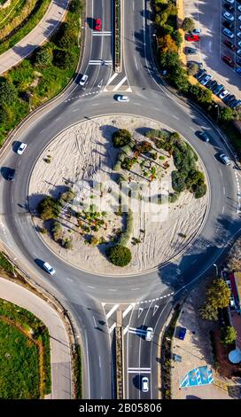 Luftbild, Insel, Skulpturen Verkehrsknotenpunkt Kreisverkehr, Petra, Mallorca, Balearen, Spanien, Europa, Balearen, Ball de Cultures de Mig Stockfoto