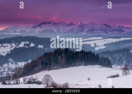 Atemberaubender Winteraufgang über den hohen Bergen Stockfoto