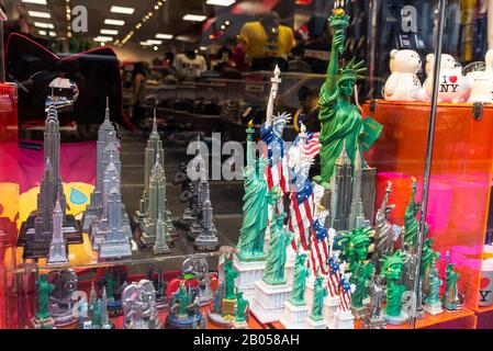 New York City, USA - 3. August 2018: Anzeige eines Geschenk- und Souvenirladens mit Miniaturen des Freiheitsstatue und Empire State Building in Manhat Stockfoto