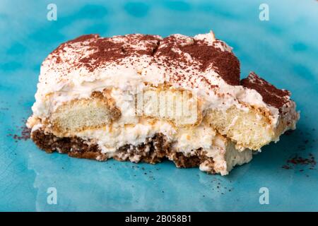 Teil frischen Tiramisu auf einer blauen Platte Stockfoto