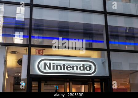 New York City, USA - 3. August 2018: Zeichen eines Nintendo Shops, einer Videospielfirma, in Manhattan, New York City, USA Stockfoto