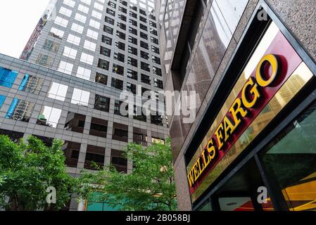New York City, USA - 3. August 2018: Fassade einer Bankfiliale von Wells Fargo in Manhattan, New York City, USA Stockfoto