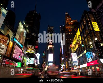 Gebäude in einer Stadt leuchtet in der Dämmerung, Times Square, Manhattan, New York City, New York State, USA Stockfoto