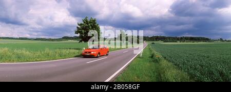 Auto auf der Straße, Baden-Württemberg, Deutschland Stockfoto