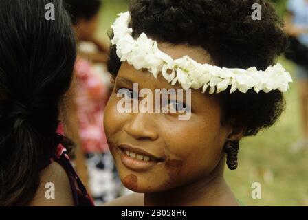 PAPUA-NEUGUINEA, TROBRIAND-INSELN, PORTRÄT DES JUNGEN MÄDCHENS Stockfoto