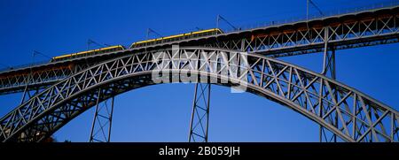 Niedriger Blick auf eine Brücke, Dom Luis I Brücke, Duoro Fluss, Porto, Portugal Stockfoto