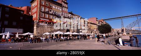 Gebäude am Flussufer, Dom Luis i Brücke, Duoro Fluss, Porto, Portugal Stockfoto